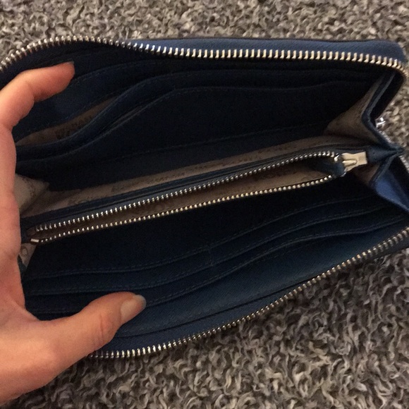 Extra pics of MK Kellen bag set! (Blue) - Picture 7 of 8